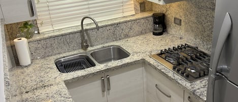 Refrigerador, microondas, parrilla de estufa y lavavajillas