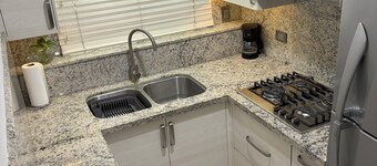 Beautiful full house with 3 bedrooms and 2 bathrooms! - We issue invoice.
