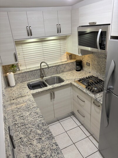 Beautiful full house with 3 bedrooms and 2 bathrooms! - We issue invoice.