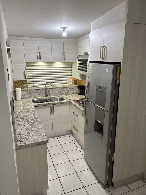 Fridge, microwave, stovetop, dishwasher - Beautiful full house with 3 bedrooms and 2 bathrooms! - We issue invoice. (Hermosillo)