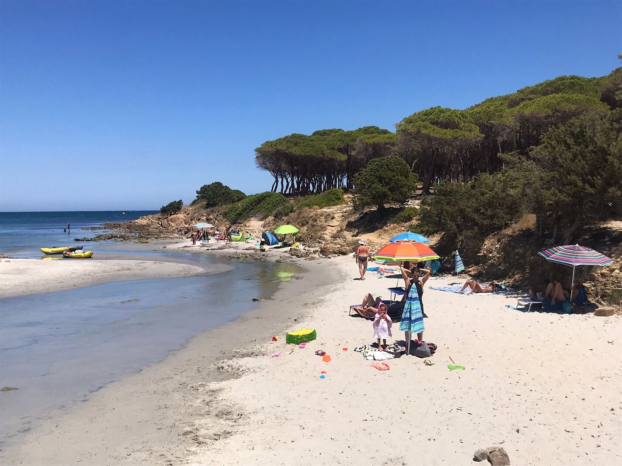 Aurinkotuoleja, rantapyyhkeitä