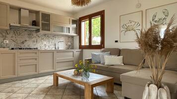 Smart TV, libri, biblioteca musicale