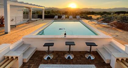 Luxury retreat 300 metres from the sea, with heated pool, fireplace and sauna.