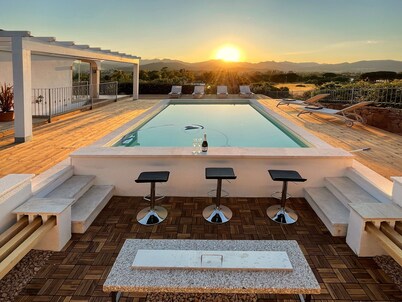 Luxury retreat 300 metres from the sea, with heated pool, fireplace and sauna.