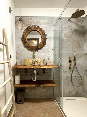 Séchoir à cheveux, bidet, serviettes fournies, savon