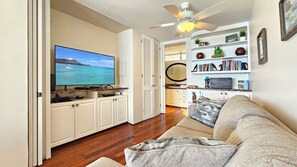 Smart-tv, böcker och ett musikbibliotek