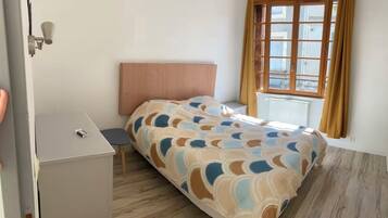 2 bedrooms, iron/ironing board, travel crib, WiFi