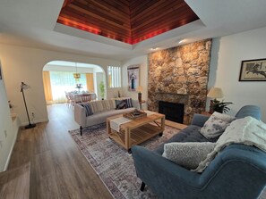 Smart TV, fireplace - Entire 3br luxury house with 2 King & 2 TwinXL beds with Private Japanese garden (North Vancouver)