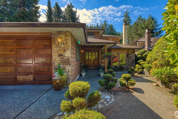 Exterior - Entire 3br luxury house with 2 King & 2 TwinXL beds with Private Japanese garden (North Vancouver)