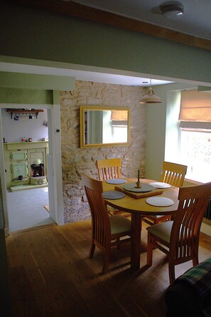Dining - A Forest Cottage at the centre of woodlands bike trails and much more. (Bream)