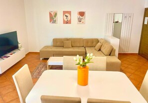Smart TV - Seaside and spacious Apartment for up to 7 people (Vlorë)