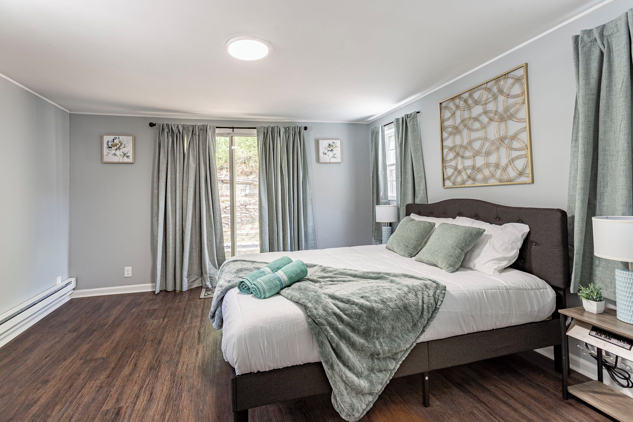 3 slaapkamers, een bureau, een strijkplank/strijkijzer, reisbedje