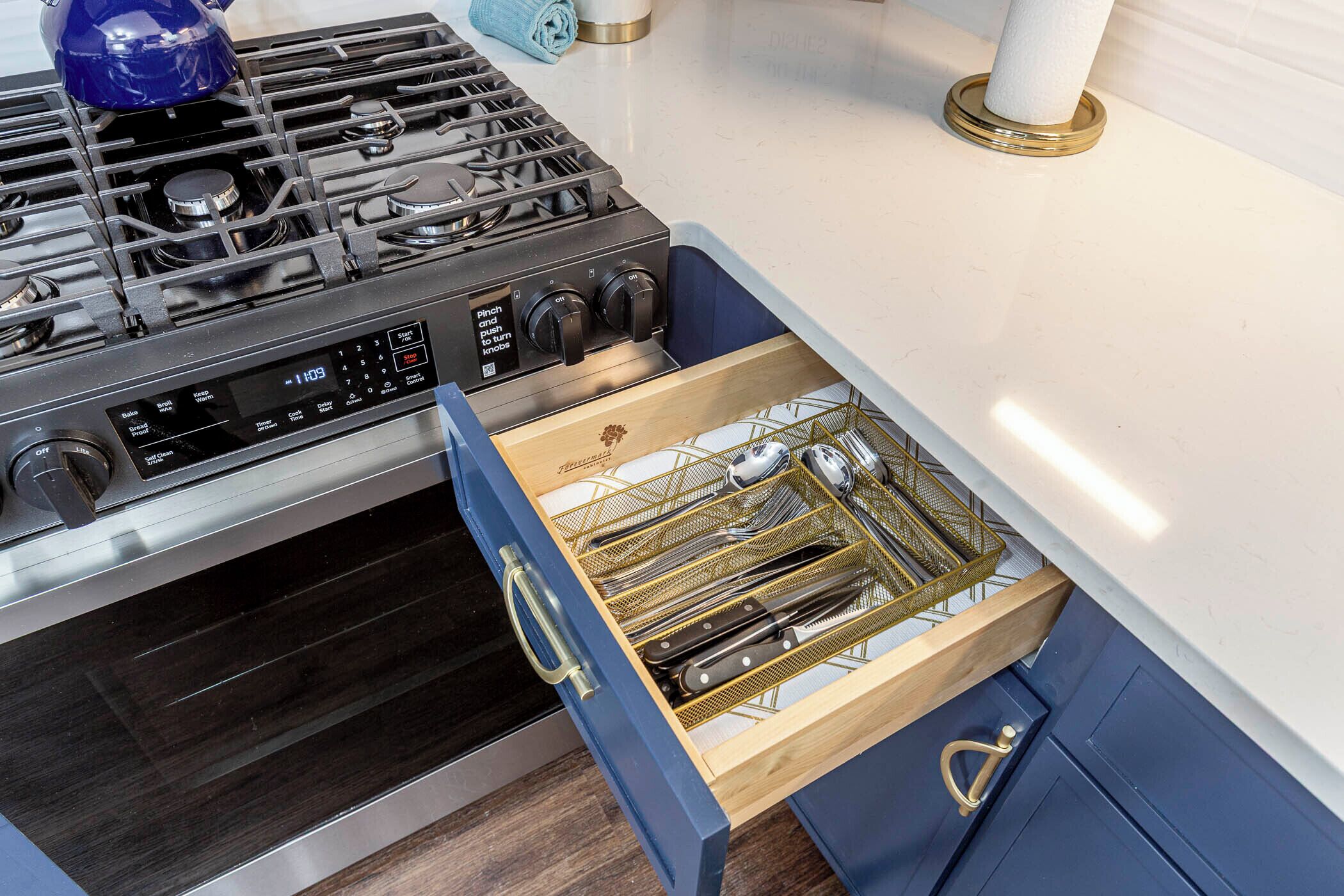 Een koelkast, een magnetron, een oven, een kookplaat