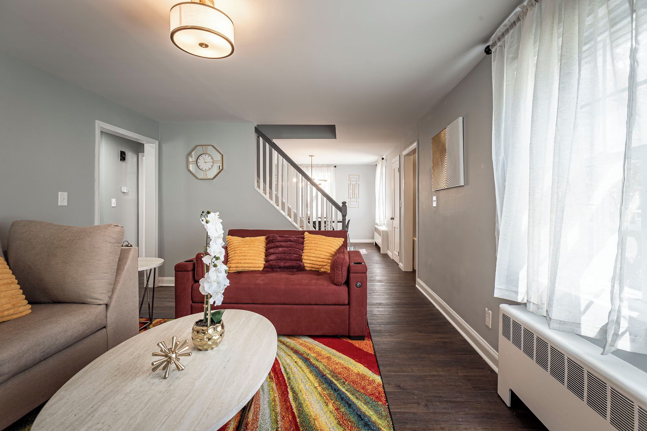 Een smart-tv, een open haard en een computerscherm