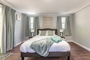 3 chambres, bureau, fer et planche à repasser, lit de bébé portatif
