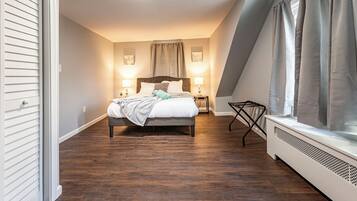 3 bedrooms, desk, iron/ironing board, travel crib