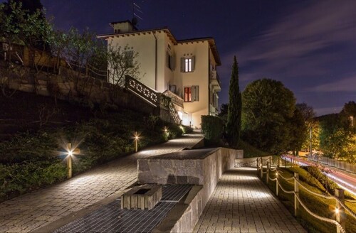 APARTMENT IN OLD-TIME VILLA, QUIET QUARTER IN COMO CITY