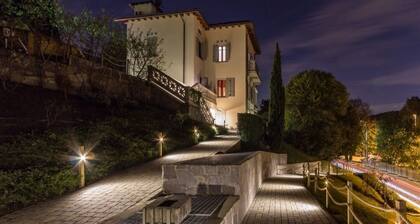 APARTMENT IN OLD-TIME VILLA, QUIET QUARTER IN COMO CITY