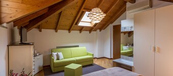 APARTMENT IN OLD-TIME VILLA, QUIET QUARTER IN COMO CITY