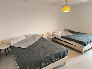 3 chambres, bureau, fer et planche à repasser, lit parapluie