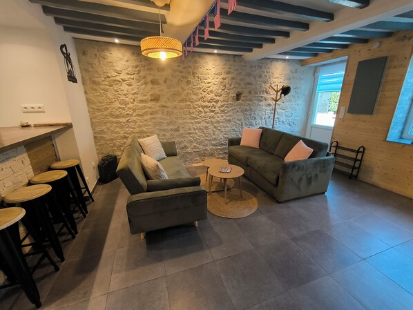 TV connectée, cheminée, lecteur de DVD, baby-foot