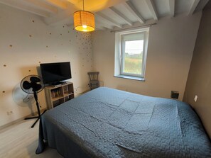 3 chambres, bureau, fer et planche à repasser, lit de bébé portatif