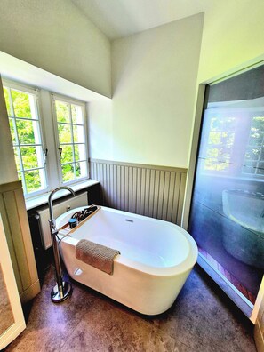 Secador de pelo, toallas, jabón, papel higiénico