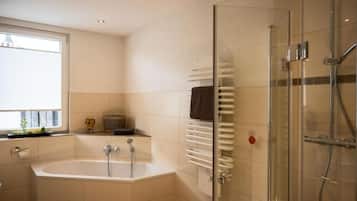 Haartrockner, Handtücher, Seife, Toilettenpapier