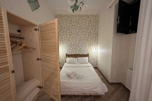 2 bedrooms, desk, iron/ironing board, WiFi