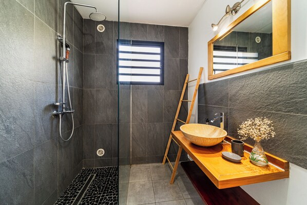 Dusche, Handtücher, Toilettenpapier