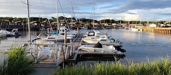 House close to lake and amenities. Ocean accessible by bike.