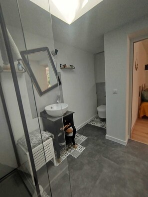 Shower, toilet paper