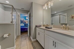 Secadora de cabello, toallas, jabón, papel de baño 