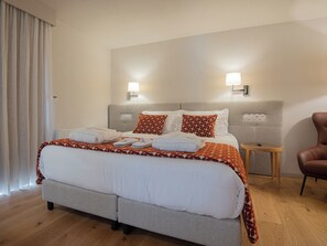 8 habitaciones, escritorio y tabla de planchar con plancha 