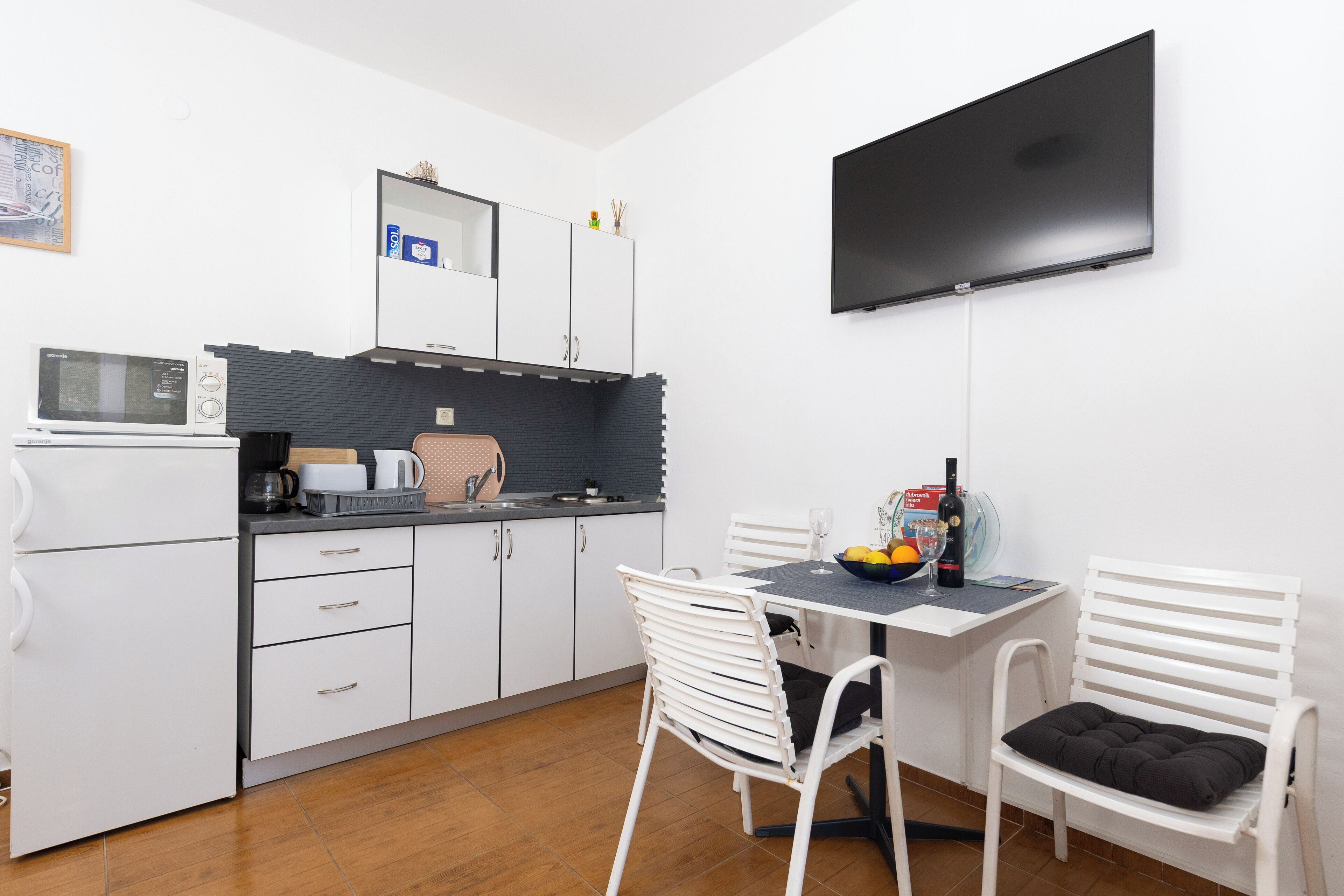 Apartamento, sacada, vista para o mar | Cozinha privada | Geladeira, micro-ondas, cooktop, chaleira elétrica