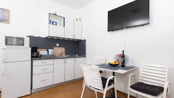 Apartamento, sacada, vista para o mar | Cozinha privada | Geladeira, micro-ondas, cooktop, chaleira elétrica