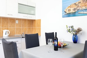 Classic-Apartment, Balkon | Essbereich im Zimmer
