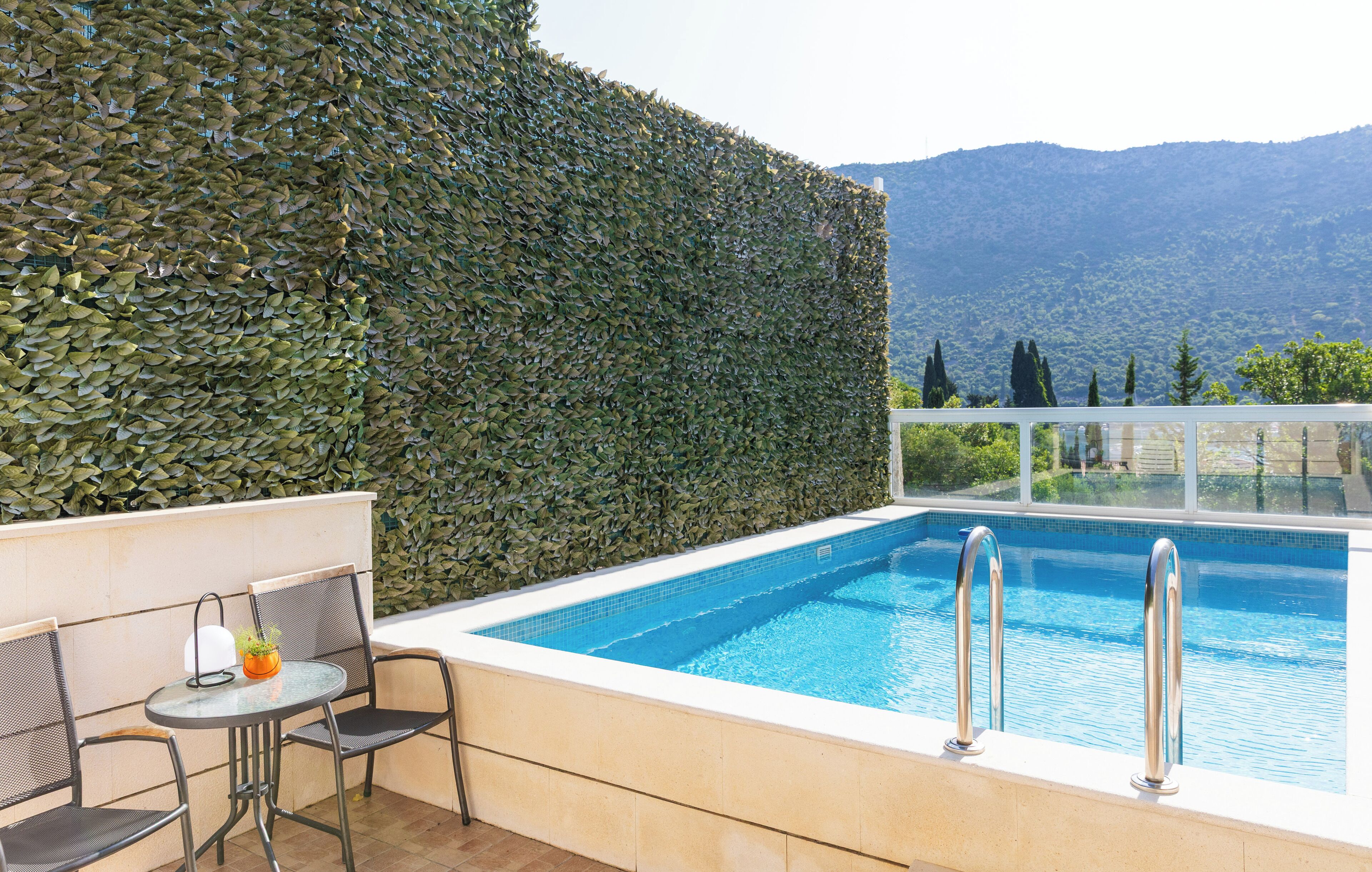 Una piscina al aire libre de temporada