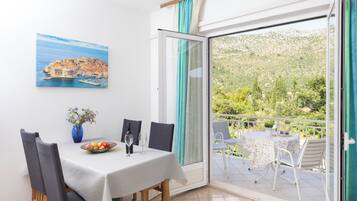 Apartamento clássico, sacada | Área de estar