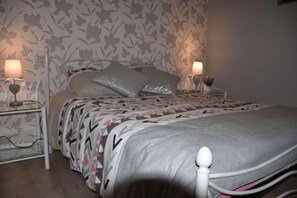 3 chambres, fer et planche à repasser