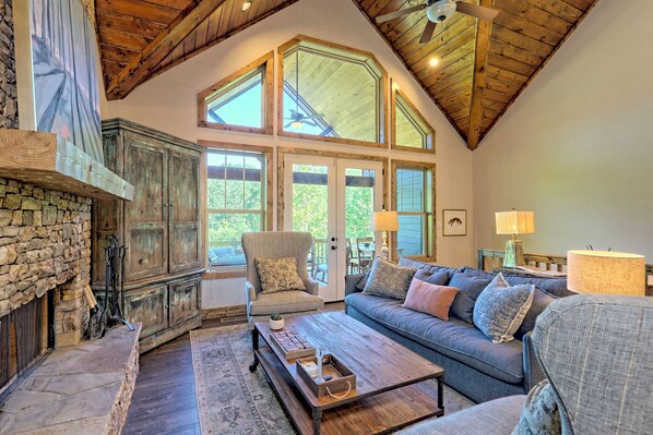 Téléviseur connecté, foyer, jeux vidéo, table de ping-pong