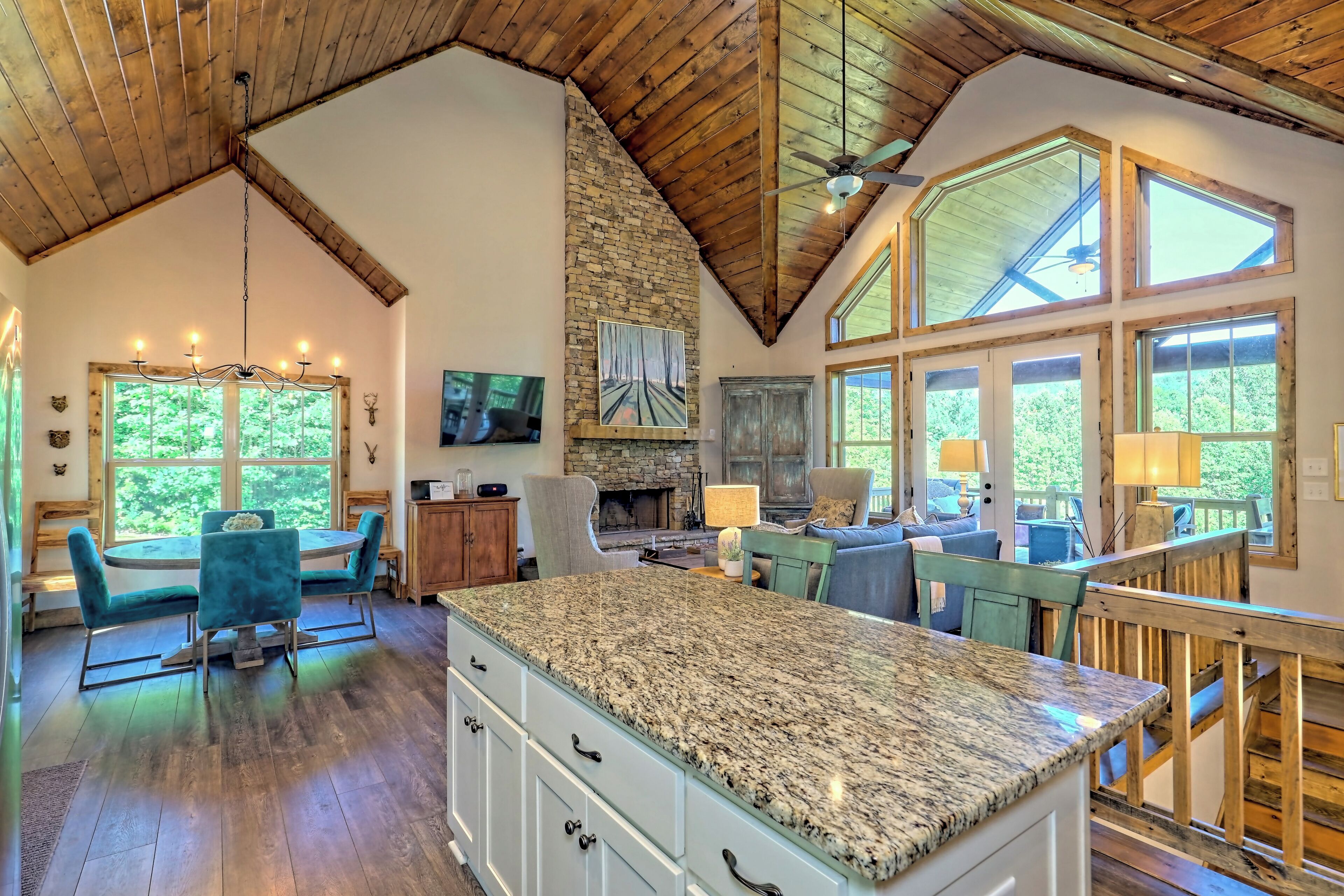 Smart TV, chimenea, videojuegos y tenis de mesa 