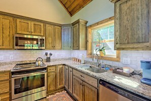 Réfrigérateur, four à micro-ondes, un four, surface de cuisson