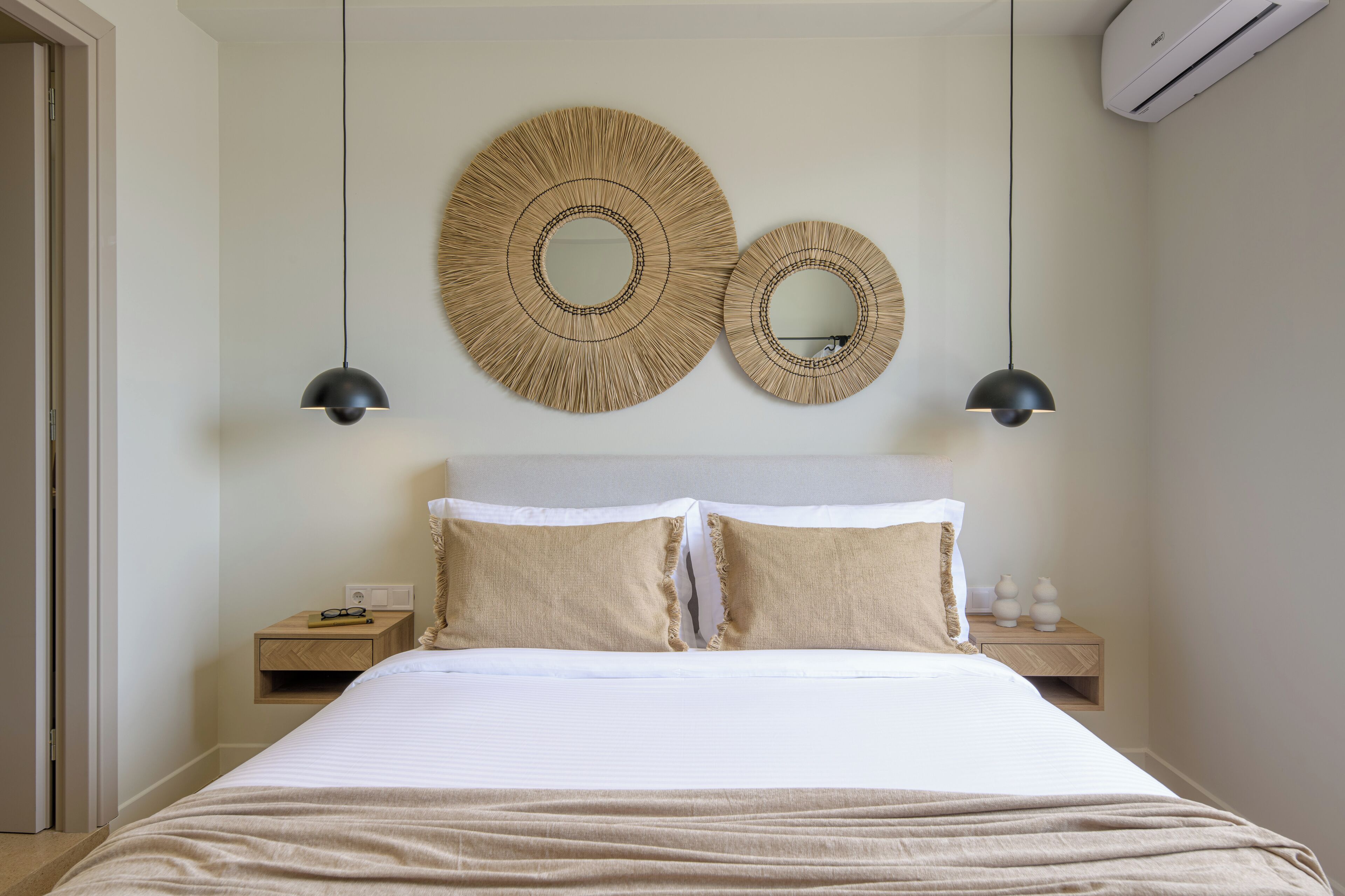 4 chambres, bureau, fer et planche à repasser, lit parapluie