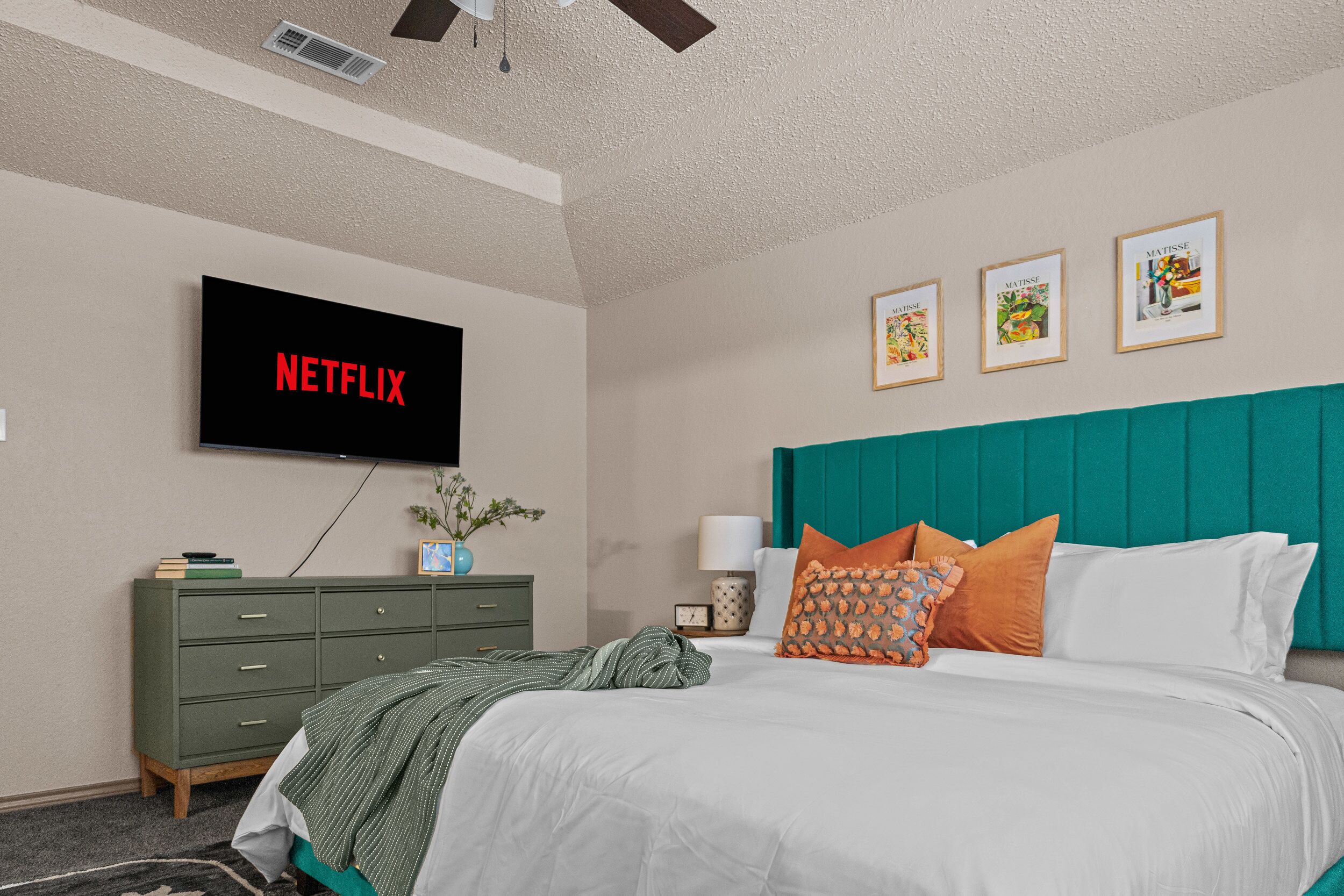 2 habitaciones, tabla de planchar con plancha y cuna de viaje 