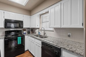 雪櫃、微波爐、焗爐、爐具