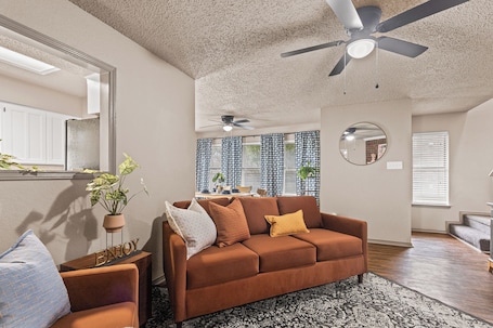 Smart TV. The Curated Canvas•PetsOk•FencedYard•Garage•《NFLX》