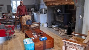 Amplia sala de estar con chimenea, muebles de madera y comedor.