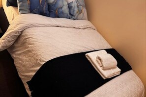 1 bedroom, iron/ironing board, WiFi, bed sheets - Stylish Studio |Ps5| Fast Wi-Fi| Smart Tv| Gym Gear| Birmingham City Centre (Birmingham)