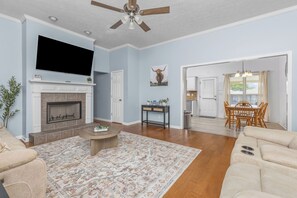 Smart TV, books - 17 Springs / RTJ Golf / Saltwater Pool / Sleeps 8 (Prattville)